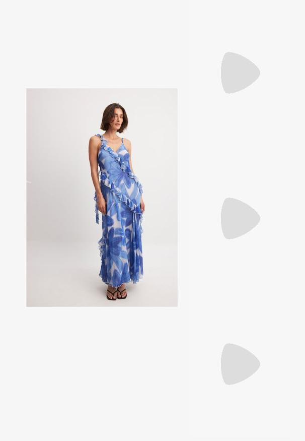 NA-KD RUFFLE DETAIL  - Maksi suknelė - white blue floral; Balti slingback kulniukai su smailiu pirštu, lygia viršutine medžiaga, žemu blokuotu kulnu ir šoniniu išpjovimu su reguliuojamu sagtimi.; Apskriti saulės akiniai su tamsiais objektyvais ir auksiniais rėmeliais. Modelis vilki šviesiai mėlyną, raukinį kardiganą su mygtukais ir kontrastingomis baltomis rankovėmis.; Michael Kors rankinė smėlio spalvos dengto kanvoje su pakartotiniu MK logotipo raštu, auksinėmis detalėmis ir nuimamu grandininiu dirželiu.