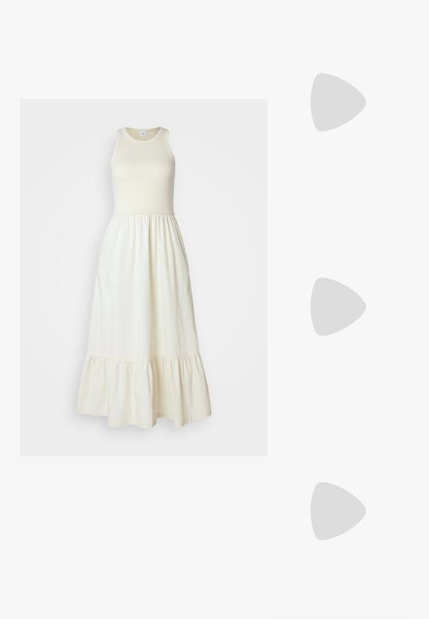 Gap Tall MIDI DRESS - Dienas kleita - beige; Bežīgas plakanas čības ar vairākiem plāniem siksniņām un regulējamu sprādzi. Zole ir plakana ar nelielu tumšu kontrastu malā.; Melnas kaķa acs saulesbrilles ar matētu apdari, ar pelēkiem tonētiem stikliem, izteiktiem stūriem un elegantiem sānu rokturiem. Zīmola nosaukums redzams uz iekšējā roktura.; Zeltīta, tekstūrēta rokassoma ar izliekumu un īsu rokturi, kuru tur persona, kas ģērbusies melnā plisētā svārku un melnās ādas kovboju zābakos.