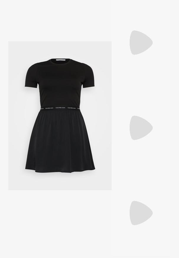 Calvin Klein Jeans Plus LOGO ELASTIC DRESS - Džersejové šaty - black; Čierne lakované kožené sandálové podpätky s špicatou špičkou a geometrickým blokovým podpätkom. Disponujú elegantným, minimalistickým dizajnom a hladkým povrchom.; Čierna kožená kabelka s zaobleným tvarom, odnímateľným popruhom a zlatými doplnkami. Kabelka má klopu s detailom s prackou.; Prsteň v zlatej farbe s organickým, skrúteným dizajnom, hladkým povrchom a zužujúcimi sa koncami, vytvárajúci moderný, sochársky vzhľad.