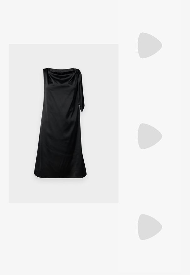 Svart satin klänning med avslappnad passform, draperad halsringning och sidoknytning. Slät textur och knälängd design.; Svart lackläderhögklackad slingback-sko med spetsig tå, justerbar ankelsnodd och öppna sidor. Slät textur.; Svart handväska med texturerad yta, dubbla handtag upptill och justerbar axelrem. Utrustad med detaljer i guld och sidofickor.; Guldtonade ringörhängen med en slät, polerad yta. Har en halvcirkelform och en säker bakgång.