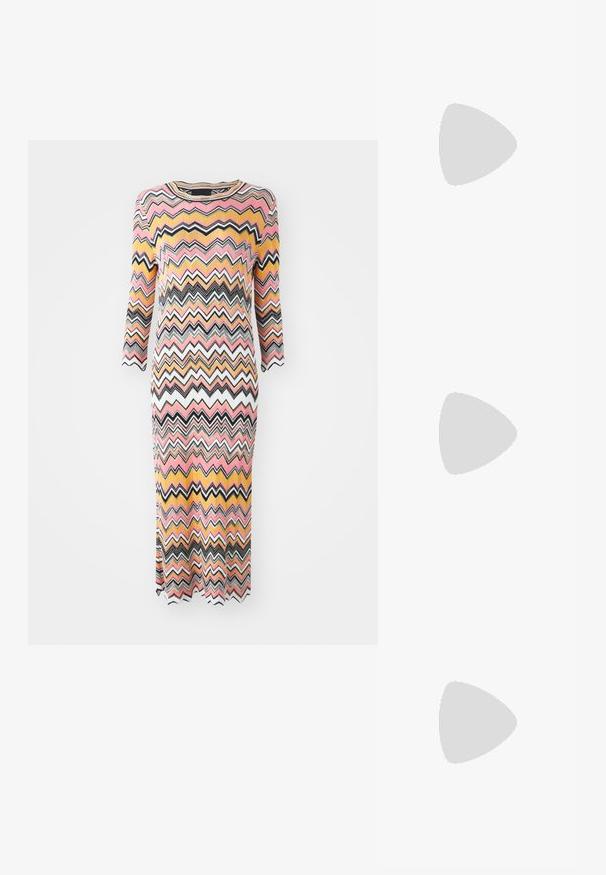 Marc Cain Maksimekko - multi-coloured; Mustat nahkaiset slingback-korkokengät, joissa on terävä kärki, ohuet korot ja kultasävytteinen yksityiskohta säädettävässä hihnassa. Silkkinen pinta.; Mustalla nahkalaukulla, jossa on jämäkkä muotoilu, lyhyt malli, yläkahva ja kultaiset yksityiskohdat. Säädettävä olkahihna sisältyy.; Hopehopeet hopehopeet hopehopeet hopehopeet, jolla on sileä, kiiltävä pinta. Pyöreä muoto, kevyt rakenne, jossa on neulakiinnitys.