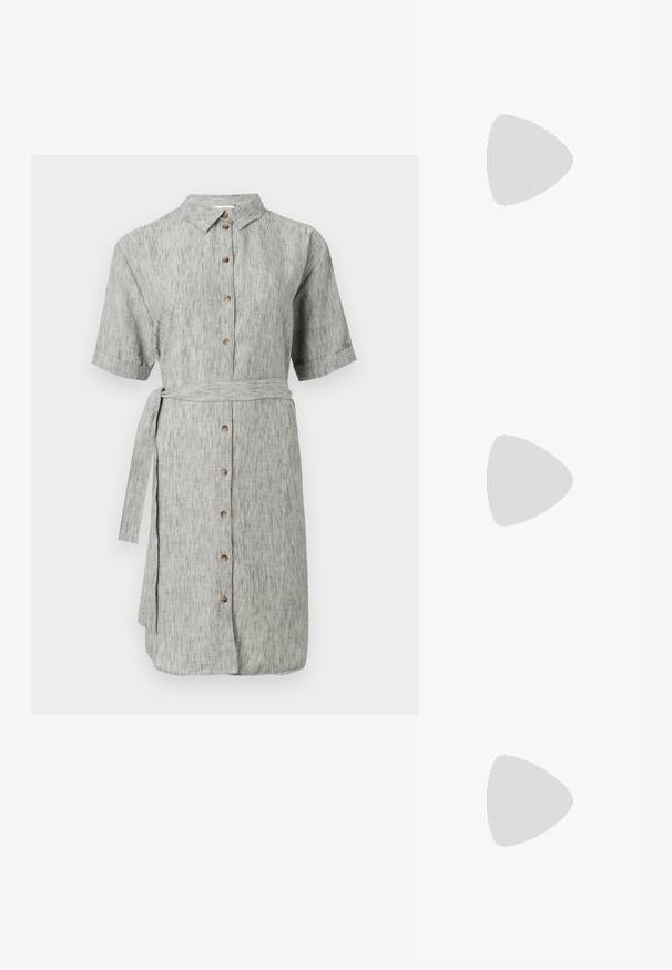 Robe chemise en lin gris avec des manches courtes, fermeture à boutons sur le devant et taille cintrée. Présente une texture subtile et une silhouette droite, au genou.; Chaussure à talon aiguille à bout pointu avec un schema de couleurs argent, or et nude. Fini brillant avec un design découpé, dotée d'un talon stiletto.; Pochette en métal argenté avec une forme douce et arrondie et un fermoir en haut noué. Fabriquée en simili cuir lisse.; Boucles d'oreilles en argent en forme de créoles avec un design torsadé, dotées d'une finition polie et d'une fermeture à poussoir. Mesurent environ 3 cm de diamètre.