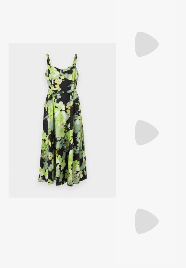 Robe florale noire, avec des motifs floraux verts et jaunes. Fabriquée en tissu léger, avec des bretelles fines et une taille ceinturée.; Des sandales noires à talons hauts avec des fines lanières au design noué, un bout carré lisse et un talon aiguille élégant.; Sac à main en métal gris clair avec une bandoulière en chaîne, orné de petits clous métalliques ronds et d'un logo de marque triangulaire.; Boucles d'oreilles en argent avec une finition lisse et brillante. Forme arrondie, conception légère, avec un fermoir à tige.