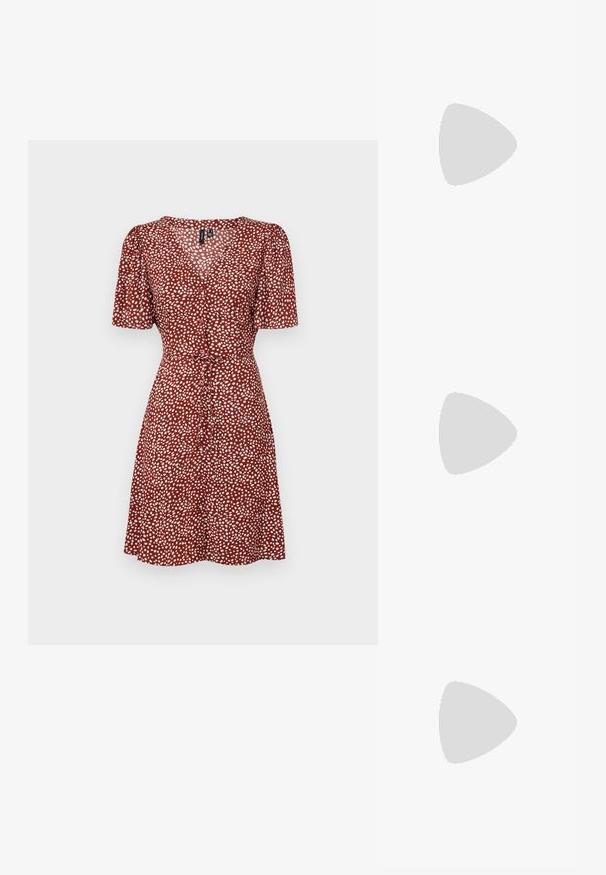 Vero Moda VMALBA SHORT DRESS - Vestito casual - fired brick; Sandali slide in pelle nera con design a fascia incrociata, suola piatta e texture liscia. Estetica minimalista e monocromatica.; Tre paia di occhiali da sole rettangolari: uno rosa, uno bianco e uno nero. Tutti hanno lenti scure e una montatura in plastica lucida.; Borsa hobo nera realizzata in materiale similpelle liscio con manico intrecciato, caratterizzata da una forma morbida e arrotondata e una chiusura superiore con cerniera.