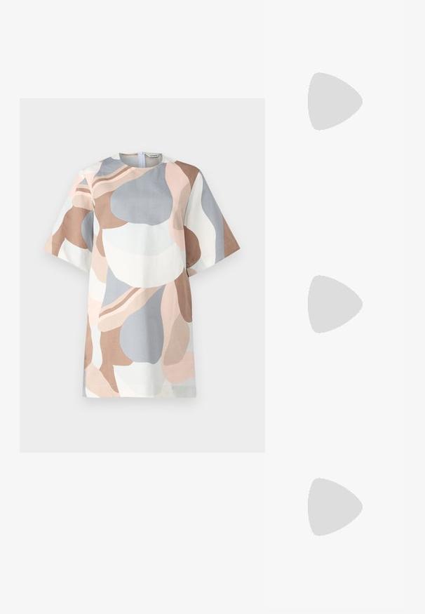 Rochie cu mânecă scurtă, având un model abstract în tonuri de bej, gri și roz pal. Confecționată dintr-un material ușor, cu decolteu rotund și fermoar la spate.; Sandale negre cu toc înalt au curele subțiri cu un design legat, un vârf pătrat neted și un toc stiletto elegant.; Geantă metalică gri deschis, cu un strap din lanț, decorată cu mici ținte circulare metalice și un logo de marcă triangular.; Cercei rotunzi din argint cu un finisaj neted și strălucitor. Design ușor, având o formă rotundă și închidere cu tijă.