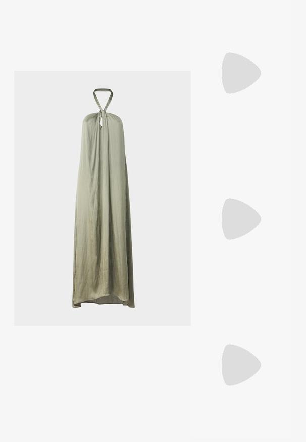 Pikk halterkleit helesalviarohelises kangas. Omab kaela juures sõlme ja voolavat, minimalismi stiilis disaini. Pehme tekstuur ja sile viimistlus.; Pruunid nahast cowboy saapad terava varbaga ja plokk-kandaga, millel on detailne tikand ja kergelt tõstetud aktsendid varrel.; Väike kreemjas käekott tekstureeritud viimistlusega, pikendatav rihm, ketiläbimõõt ja klapiga sulgemine. Kuldsed metalldetailid.; Hõbedased rõngaskõrvarõngad keerutatud disainiga, millel on poleeritud viimistlus ja posti-tagune sulgemine. Diameeter umbes 3 cm.