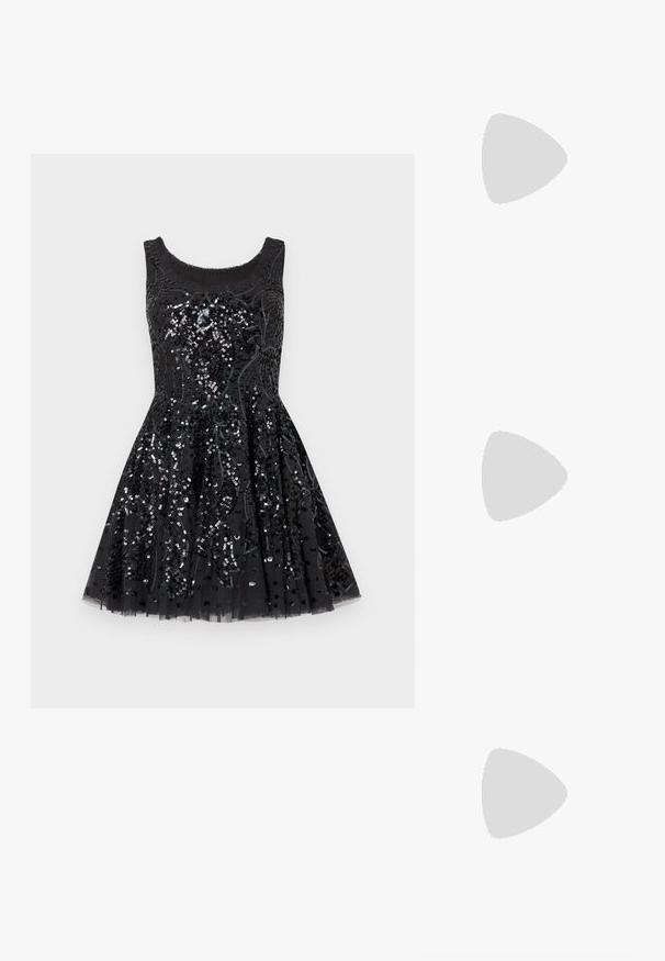 Schwarzes ärmelloses Cocktailkleid mit ausgestellt Rock, verziert mit filigranen schwarzen und silbernen Pailletten in floralen Mustern.; Goldene Sandalen mit Absatz und geknoteter Vorderseite,„plissierter“ Textur und Knöchelriemen. Der Blockabsatz hat ein gerippte Design, das den Halt verbessert.; Schwarze Leder-Umhängetasche mit zwei vorderen Taschen, goldenen Schnallen, Reißverschluss und einem schmalen Tragegurt. Texturierte Oberfläche und kompakte rechteckige Form.; Goldfarbene Metall-Hoops mit einer geschwungenen, länglichen Form. Sie verfügen über eine glatte, glänzende Oberfläche und eine abgerundete Spitze für zusätzliche Details.