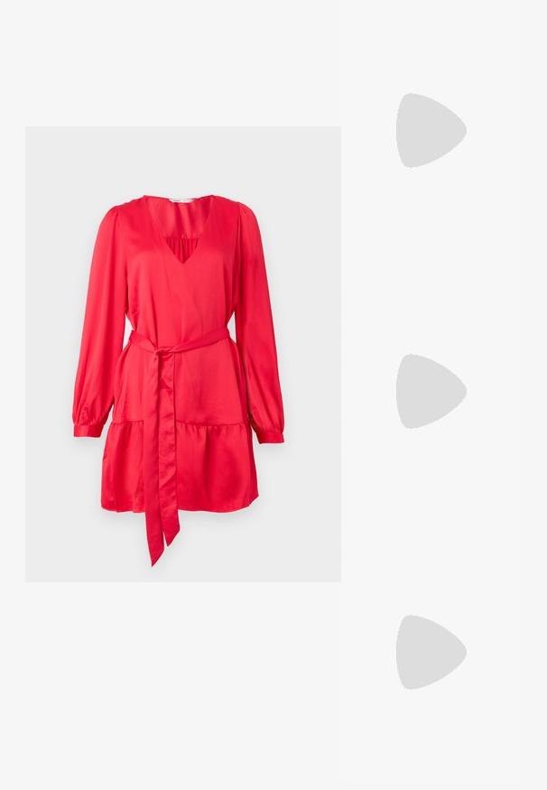 Robe rouge à manches longues, décolletée en V profond et taille cintrée. Fabriquée en tissu lisse, avec un ourlet à volants et une ceinture assortie.; T-shirt en coton blanc avec un grand graphisme de homard rouge vif sur le devant. Manches courtes et design à col rond standard.; Baskets montantes en toile blanche avec semelle en caoutchouc noir, capuchon en caoutchouc à l'avant, et six œillets pour les lacets, présentant un design épuré et minimaliste.; Sac à main en cuir rouge avec un design angulaire et géométrique. Il dispose d'une seule sangle ajustable et d'une fermeture à rabat avec un detailing cousu.