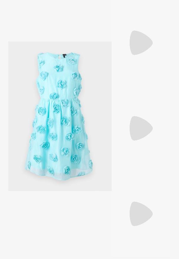 Svetlo modra obleka brez rokavov, s teksturirano tkanino in 3D aplikacijami v obliki vrtnic, nagubanim pasom in podrobnostmi v obliki ključavnice na hrbtni strani.; Zlati, kovinski slingback čeveljci z ostrim nosom in masivnim peto. Gladka tekstura, minimalistična zasnova in ozka zanka.; Črna usnjena torbica s ukrivljeno obliko, z odstranljivo naramnico in zlatimi dodatki. Torbica ima pokrov s podrobnostmi v obliki zaponke.; Zlato obarvani uhani z ovalnimi prozornimi kristali, ki jih obdajajo manjši prozorni kamenčki, s sistemom za oblačenje za varno nošenje.