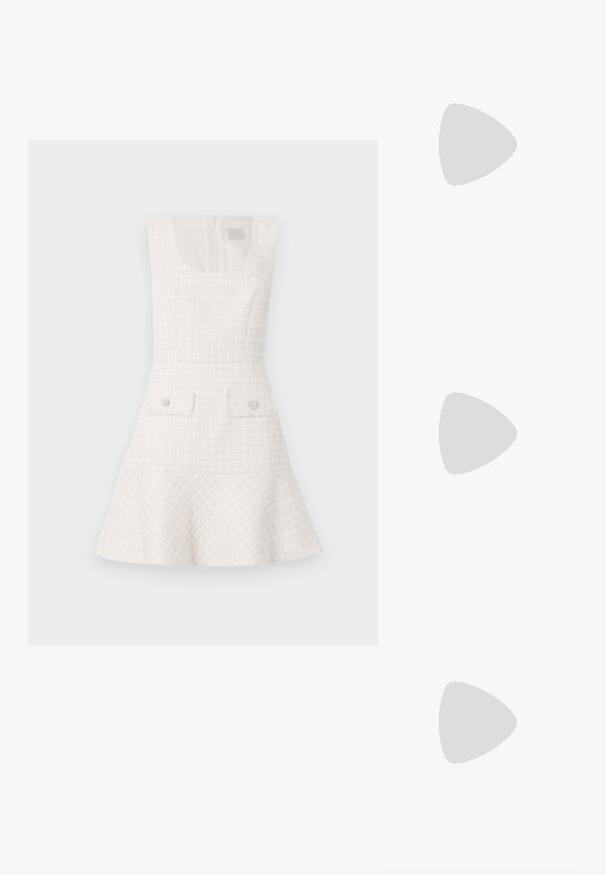Robe en tweed blanc avec une jupe évasée, un décolleté en forme de benne et deux poches avant accentuées par des boutons ronds. Design texturé et structuré.; Des sandales noires à talons hauts avec des fines lanières au design noué, un bout carré lisse et un talon aiguille élégant.; Sac à main en métal gris clair avec une bandoulière en chaîne, orné de petits clous métalliques ronds et d'un logo de marque triangulaire.; Boucles d'oreilles en argent avec une finition lisse et brillante. Forme arrondie, conception légère, avec un fermoir à tige.