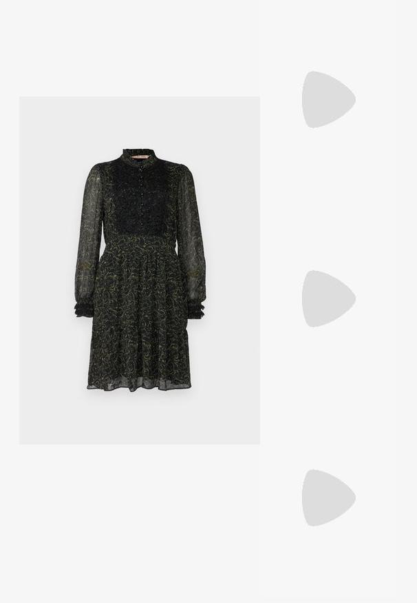 Črna obleka z prosojnimi dolgimi rokavi, teksturirano telo, gumbnim detajlom in cvetličnim vzorcem v zeleni barvi. Ima visok ovratnik in nabrane manšete.; Črne patentne usnjene salonarce s slingback obliko, s koničastim nosom, zaobljenim izrezom in blok peto. Imajo zlato kovinsko zaponko kot dodatno okrasje.; Črne prevelike sončne očala z degradacijskimi lečami, debelimi okvirji in zlatimi verižicami na ročajih.; Črna torbica z strukturirano obliko, gladko teksturo in kovinskim zaponko. Ujemajo se z širokimi črnimi hlačami in odprtimi sandali na lesenem tleh.