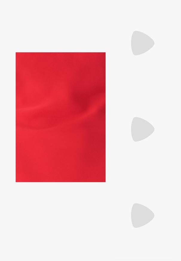 Tela roja con una textura suave, que muestra pliegues sutiles y un acabado mate uniforme. No son visibles patrones ni detalles.; Zapatos de tacón slingback de charol negro con punta afilada y tacón geométrico en bloque. Presentan un diseño elegante y minimalista, así como una textura suave.; Bolso de piel negra con forma curva, correa desmontable y herrajes dorados. El bolso cuenta con una solapa con un detalle de hebilla.; Pendientes de aro en tono dorado con un acabado suave y pulido. Presentan una forma de medio círculo y un cierre de poste seguro.
