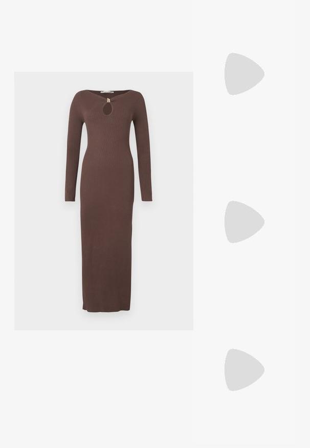 Vestito lungo marrone a costine con scollo a goccia, maniche lunghe e spacchi laterali. Realizzato in un tessuto strutturato, silhouette aderente.; Tacchi slingback metallici color oro con punta appuntita e tacco grosso. Texture liscia, design minimalista e una cinghia stretta.; Borsa finta coccodrillo gialla con design strutturato, manico superiore, tracolla a catena removibile e abbellimenti in cristallo decorativi sulla chiusura.; Orecchino in metallo color oro con un design elegante e curvo. Presenta una forma appuntita distintiva, superficie lucida e chiusura a cerniera.