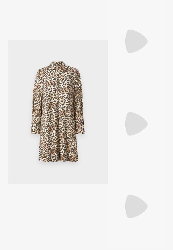 Vestido camisa em padrão de leopardo em tons de bege e marrom, com colarinho, mangas longas e fecho à frente com botões, em um corte relaxado.; Bota ankle de couro preto com sola robusta e estriada, frente com atacadores e alça na parte de trás, sobre fundo branco liso.; Óculos de sol pretos, angulares, com lentes cinzas; feitos de plástico, apresentando hastes grossas com uma superfície lisa e sem hardware visível.; Brincos em argola dourados com um acabamento liso e brilhante. Design circular com um pequeno pino e suporte transparente para um uso seguro.