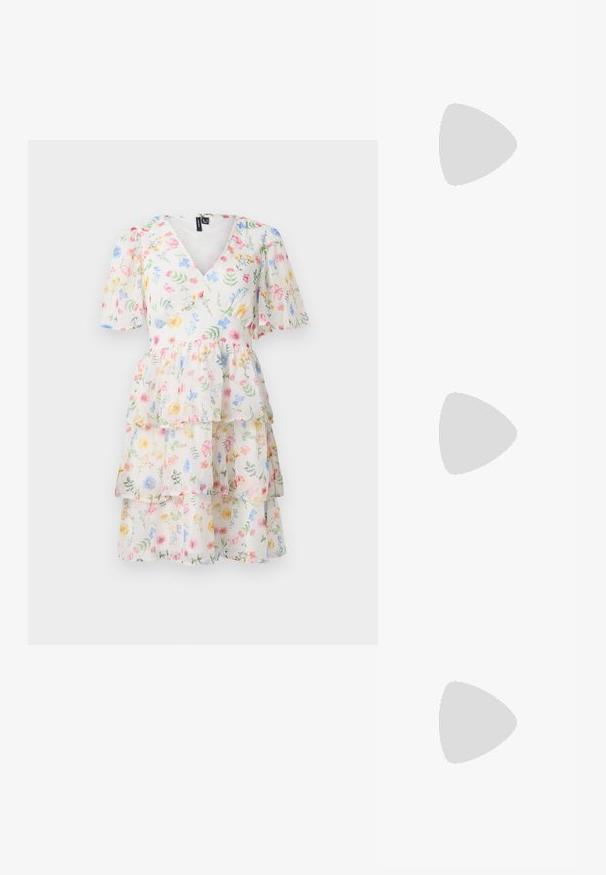 Robe florale à volants avec un décolleté en V, des manches courtes bouffantes et un tissu léger et transparent présentant des motifs de fleurs multicolores.; Chaussure slingback en cuir verni noir avec un embout pointu, des brides de cheville avec des boucles en argent et des éléments en métal, et un talon fin.; Sac à main en métal doré avec un design structuré, texture lisse et bandoulière ajustable. Présente une forme triangulaire unique et des coutures minimalistes.; Boucles d'oreilles dorées présentant des formes texturées et ondulées. Comprend des clips sculpturaux et un design de créoles ouvertes avec une finition martelée.