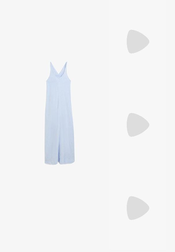 Jumpsuit senza maniche di colore blu chiaro con scollatura a V, caratterizzato da una vestibilità rilassata e un tessuto liscio e leggermente testurizzato.; Maglietta aderente di colore verde scuro realizzata in tessuto morbido, con scollo ampio e maniche corte. Texture liscia senza motivi o dettagli visibili.; Sandal nera con due cinturini regolabili, fibbie argentate e una suola in sughero su una suola in gomma nera texturizzata.; Occhiali da sole tartaruga con forma rettangolare, lenti con tonalità verde e montatura in acetato decorata. Presentano dettagli metallici vicino alle lenti.