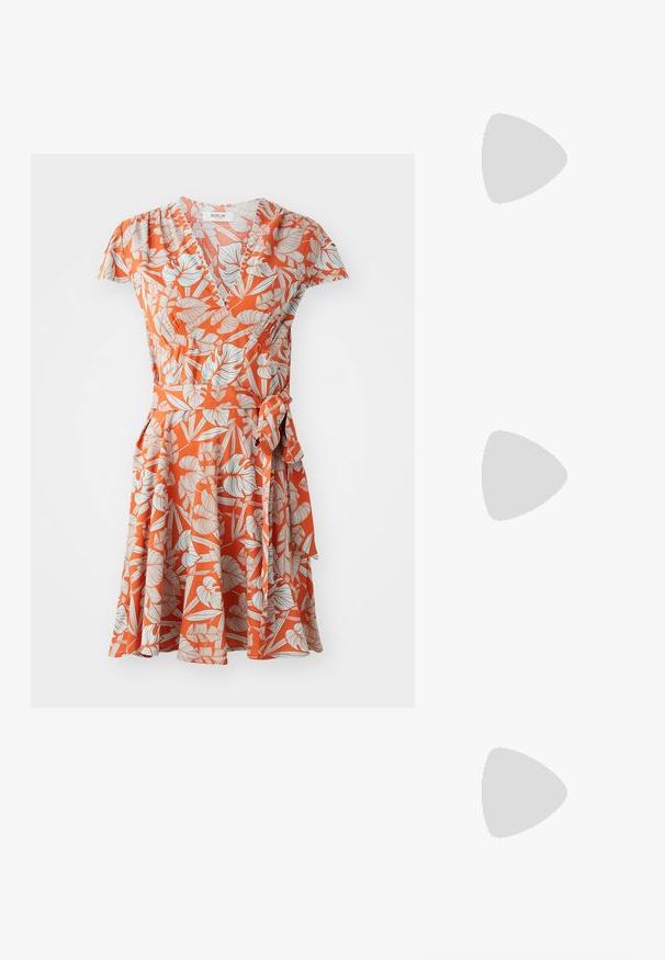 Oranges Wickelkleid mit floralem Muster in Weiß und Hellblau, kurzen Ärmeln, tailliertem Schnitt und gebundenem Akzent an der Seite.; Schwarzer Lackleder Slingback-Schuh mit spitzem Zehenbereich, Knöchelriemen mit silbernen Schnallen und Beschlägen sowie einem schlanken Absatz.; Goldfarbene metallische Handtasche mit strukturiertem Design, glatter Textur und verstellbarem Tragegurt. Sie verfügt über eine einzigartige dreieckige Form und minimalistische Nähte.; Ohrringe in Goldoptik mit strukturierten, gewellten Formen. Beinhaltet skulpturale Clip-Ohrringe und ein offenes Hoop-Design mit gehämmertem Finish.