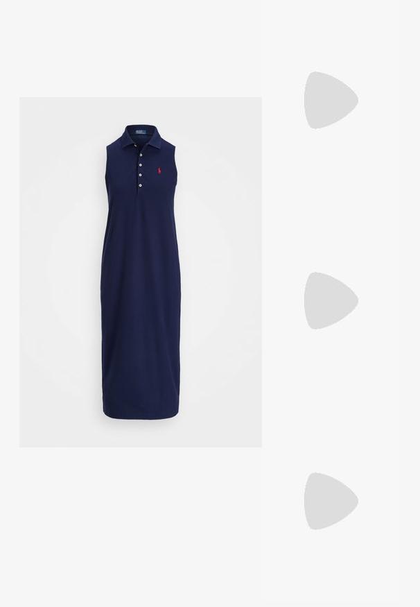 Tummansininen hihaton mekko, jossa on polo-kaulus. Mekossa on nappilista ja pieni punainen emblem vasemmassa rinnassa. Materiaali on sileä.; Valkoiset nahkakengät, matala malli, jossa on sileä pinta, pyöreä kärki, nauhakiinnitys edessä ja pieni brodeerattu logo sivulla.; Mustelman mustahuulikoobas koos kuldsete detailidega, millel on lukk. Kandmisel üle keha halli kampsuni peal.; Kultaketjut korvakorut, joissa on kierretystä muotoilusta valmistettu solmu. Jokaisessa korvassa on pyöreä, kirkas tausta varman käyttömukavuuden takaamiseksi.