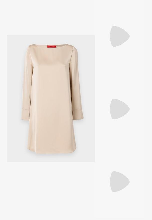 Beige satengkjole med firkantet hals, lange ermer og løs passform. Har et rødt merke ved halsen. Glatt tekstur.; Marineblå ribbestrikket polo skjorte med spiss krage, korte ermer og to frontlommer med trykknapper; fremhevet med hvite søm detaljer.; Sorte lakkderflat sko med firkantet tå, ankelstropp med sølvfarge detaljer, og flat såle. Glatt tekstur med minimalistisk design.; Svart læderhåndtaske med frynsedetaljer, guldkæde skulderrem og udskåret håndtag. Har logo placeret på forsiden.