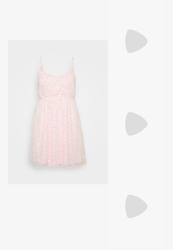 Vestido floral rosa con tirantes finos, cintura fruncida y falda fluida que presenta pequeños patrones de flores amarillas y rosas en toda su superficie.; Zapato de tacón alto plateado tipo slingback con punta afilada, acabado metálico, dos correas decorativas y un tacón delgado con punta negra.; Bolso de mano de cuero negro con una textura suave. Cuenta con una correa ajustable y un diseño elegante y minimalista con cierre de cremallera.; Anillo de plata de doble banda con una superficie lisa y pulida. Presenta un diseño fluido y curvado con secciones superpuestas para un aspecto moderno.