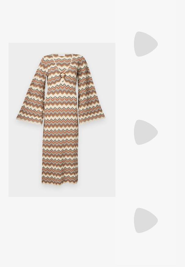 Robe maxi avec un motif en zigzag dans des tons de beige, marron et nuances de vert. Elle présente des manches cloche et un accent en forme d'anneau au niveau du col.; Des sandales noires à talons hauts avec des fines lanières au design noué, un bout carré lisse et un talon aiguille élégant.; Sac à main en métal gris clair avec une bandoulière en chaîne, orné de petits clous métalliques ronds et d'un logo de marque triangulaire.; Boucles d'oreilles en argent avec une finition lisse et brillante. Forme arrondie, conception légère, avec un fermoir à tige.