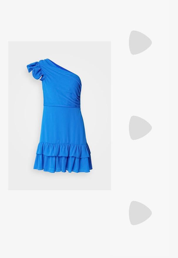 Robe bleue asymétrique en tissu doux, avec un ourlet volé et des détails texturés sur le buste.; Sandale à talons hauts blanche avec une base de orteil plate, devant texturé avec des accents froncés et une fine bride à la cheville.; Sac en seau argent métallique avec une finition texturée, orné d'une poignée ronde en argent et d'une fermeture à cordon, tenu contre un jean bleu clair.; Boucle d'oreille en argent avec une finition polie, présentant de petits détails en or et de forme ronde, portée sur le lobe.