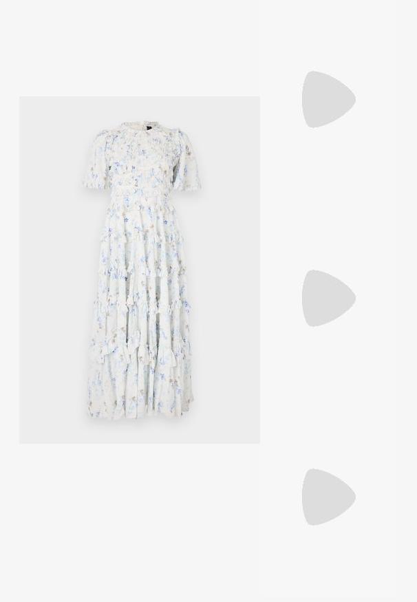 Maxi-jurk van lichtblauwe stof met bloemmotieven, met ruches, korte mouwen en een ronde halslijn.; Witte leren sneakers, laag model, met een gladde textuur, ronde neus, vetersluiting aan de voorkant en een klein geborduurd logo aan de zijkant.; Zwarte leren halfronde tas met een gouden hardware accent, voorzien van een ritssluiting. Draagt crossbody over een grijze trui.; Gouden knoopstuds met een gedraaide design. Elke oorring heeft een ronde transparante achterkant voor een veilige draagervaring.