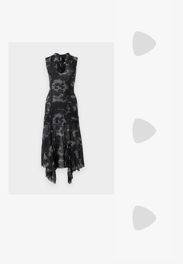 Rochie midi fără mâneci, de culoare neagră și gri cu model camouflage, cu guler înalt, decolteu tip cheie, talie ajustată și tiv asimetric evazat.; Botină din piele neagră, cu o textură netedă, vârf ascuțit și toc gros, înalt. Dispune de o deschidere laterală și un design minimalist.; Ochelari de soare cu nuanță de maro, cu un cadru din metal aurit, lentile dreptunghiulare și vârfuri pentru temple cu model țestoasă.; Geantă de mână din piele neagră cu un lanț din argint, având accente decorative în formă de aripi și cusături albe de-a lungul cusăturii de jos.
