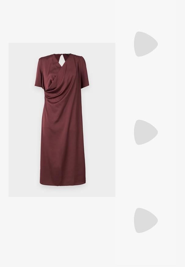 Mauve haljina od glatkog materijala s kratkim rukavima, drapirana, s V-izrezom i malim prorezom na leđima.; Crne sandale na visokoj potpetici imaju tanke trake s čvorastim dizajnom, glatki kvadratni vrh i elegantnu stiletto petu.; Svijetlosivi metalik ruksač s lancem, ukrašen malim okruglim metalnim zakovicama i trokutastim logotipom marke.; Srebro naušnice u obliku prstena s glatkom, sjajnom završnom obradom. Zaobljenog oblika, laganog dizajna, s kopčom na poleđini.