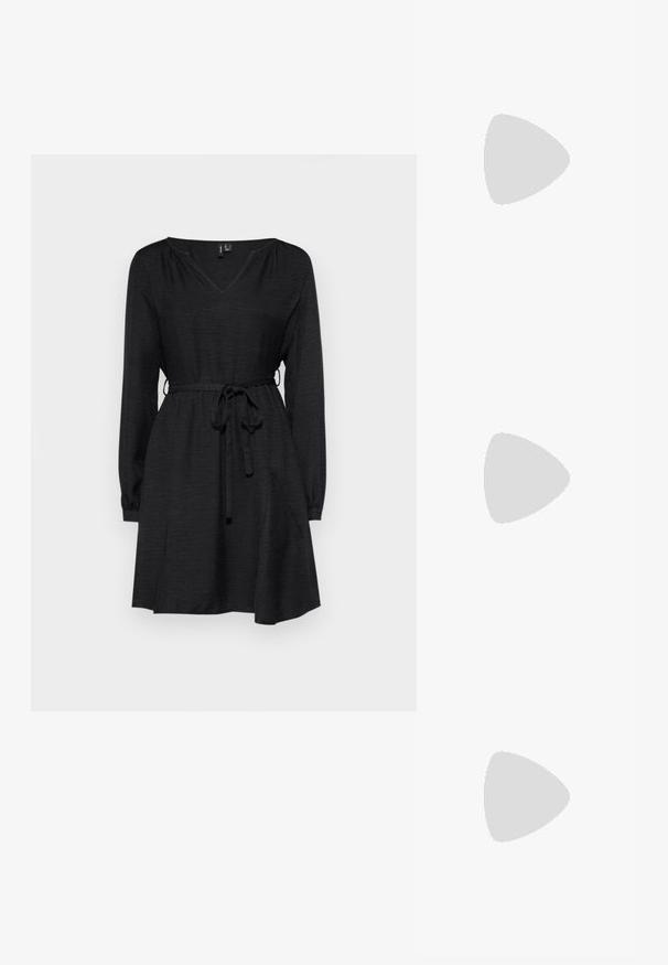 Črna obleka z dolgimi rokavi, V-izrezom, zategnjenim pasom z vrvico in svobodnim krilom. Narejena iz teksturiranega blaga.; Črne patent usnjene slingback pete s koničastim nosom in majhnim blok peto, ki vključujejo srebrno zaponko na traku.; Bela usnjena torbica s ukrivljeno obliko, nastavljivim trakom in majhnim detajlom s sponko. Model nosi oprijet črno obleko.; Zlato obarvan kovinski zapestnica s tekočim, ukrivljenim dizajnom. Ima majhen, izstopajoč srebrn poudarek na enem koncu.