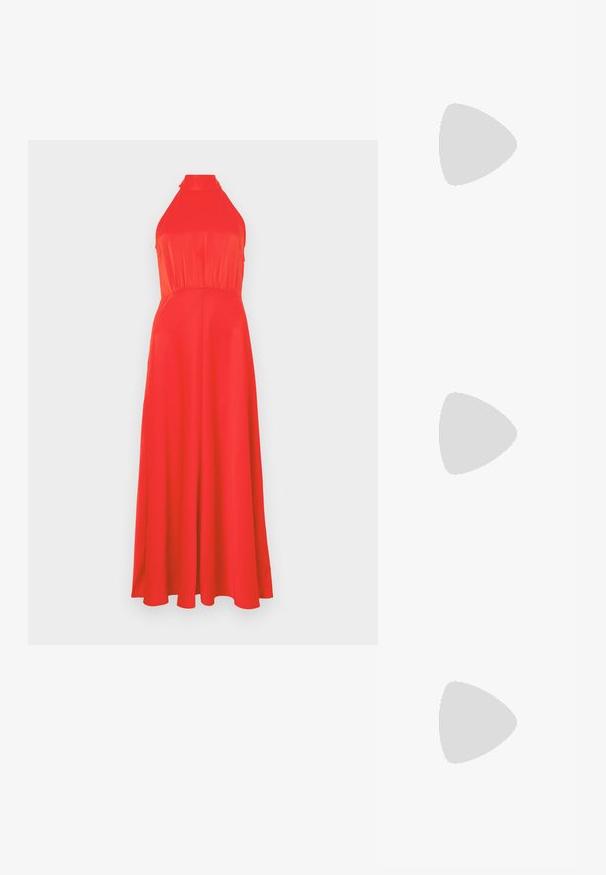Robe rouge à encolure halter avec un buste ajusté et une jupe fluide. Tissu lisse avec un léger éclat, présentant une taille cintrée et un design longueur cheville.; Des sandales noires à talons hauts avec des fines lanières au design noué, un bout carré lisse et un talon aiguille élégant.; Sac à main en métal gris clair avec une bandoulière en chaîne, orné de petits clous métalliques ronds et d'un logo de marque triangulaire.; Boucles d'oreilles en argent avec une finition lisse et brillante. Forme arrondie, conception légère, avec un fermoir à tige.