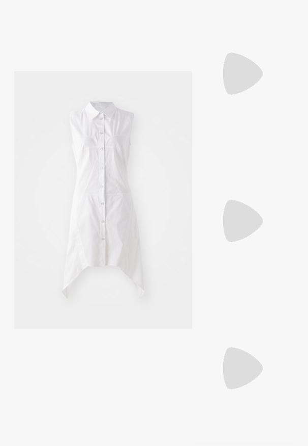 Abito bianco senza maniche con collo a camicia, chiusura frontale con bottoni, due tasche sul petto e orlo asimmetrico. Realizzato in tessuto intrecciato.; Scarpa a slingback nera in pelle con punta affilata, tacco alto e sottile, e un accentuato adorabile fiocco decorativo. Texture liscia e design elegante.; Borsa a tracolla in pelle nera trapuntata con apertura arricciata, tracolla in catena dorata e forma rettangolare, appoggiata su uno sfondo semplice.; L'orecchino a bottone floreale in oro presenta un centro nero texturizzato e dettagli delicati. La pelle chiara del modello e i capelli intrecciati sono visibili di profilo.