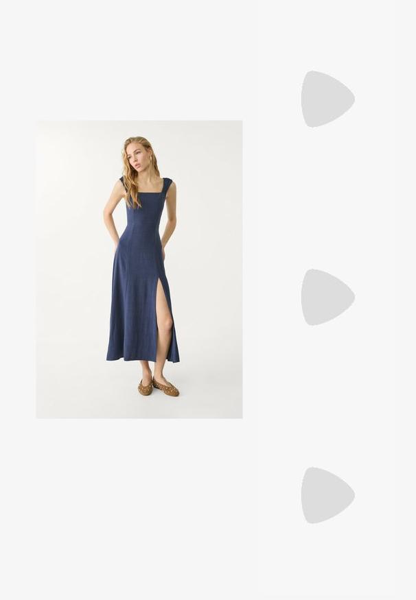 Robe maxi en lin bleu marine avec encolure carrée, bretelles à volants et fente sur le côté. Associée à des chaussures marron avec des rivets en argent.; Sandale en cuir marron avec des brides croisées, semelle plate et texture lisse. Design simple sans embellissements ni motifs.; Lunettes de soleil en écaille de tortue avec un design géométrique, verres jaunes et accents en métal sur les tempes. Monture large et texture mate.; Sac en cuir brun à bandoulière avec motif logo, bandoulière en chaîne dorée, fermeture éclair et accents de quincaillerie dorée. Forme compacte et rectangulaire.