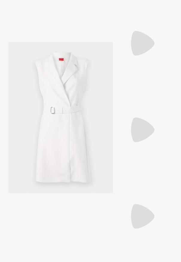 Rochie albă fără mâneci, cu un design elegant, guler tip rever și o curea asortată cu cataramă argintie. Textură netedă, lungime până la genunchi.; Sandale slingback din piele neagră cu vârf ascuțit, având un toc subțire și un accent de culoare aurie pe curea ajustabilă. Textură netedă.; Geantă de umăr din piele neagră, cu un design structurat, având o formă tăiată, mânere superioare și accente din aur. Include o curea de umăr ajustabilă.; Cercei din aur în formă de cerc, cu un design neted și rotunjit și o finisare strălucitoare, având un sistem de închidere pentru securizare. Gravati cu "DKNY."