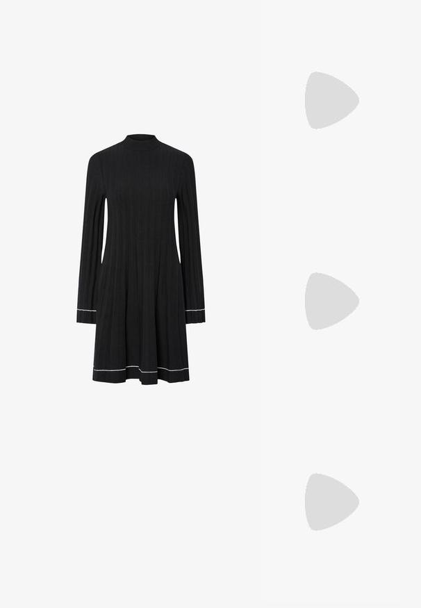Vestido longo de malha canelada preta com mangas longas, gola alta e detalhes em branco nas bainhas e punhos.; Sapato slingback preto em pele patentada com bico apontado, tiras no tornozelo apresentando fivelas e acessórios prateados, e um salto elegante.; Bolsa de couro preta com forma curva, alça destacável e detalhes em dourado. A bolsa possui uma aba com detalhe de fivela.; Brincos em tom de ouro com formas onduladas e texturizadas. Inclui studs escultóricos com presilha e um design de argola aberta com um acabamento martelado.