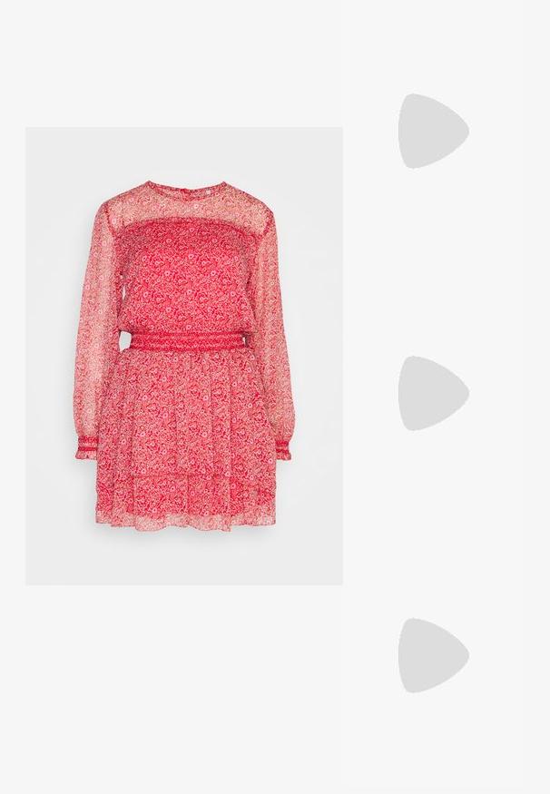 Rochie roșie cu flori, material transparent, mâneci lungi, talie strânsă, tiv cu volane, modele mici de flori pe toată suprafața, textură ușoară.; Pantofii cu toc înalt, argintii, cu vârf ascuțit, finisaj metallic, două curele decorative și un toc subțire cu vârful negru.; Geantă de umăr din piele neagră, cu o textură netedă. Dispune de o curea ajustabilă și un design elegant, minimalist, cu închidere cu fermoar.; Inel din argint cu două benzi, având o suprafață netedă și lustruită. Prezintă un design fluid, curbat, cu secțiuni suprapuse pentru un aspect modern.