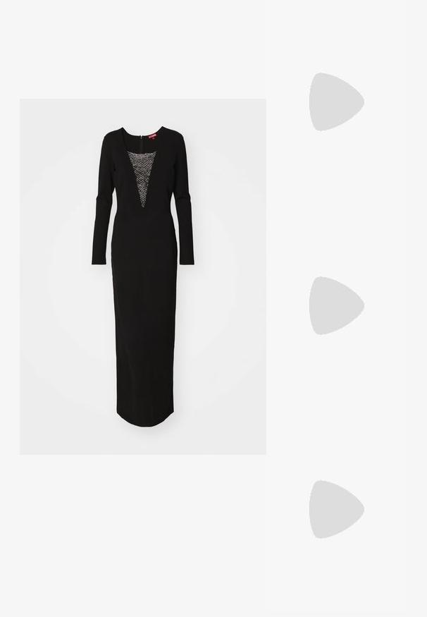 Zwarte lange jurk met lange mouwen en een diepe V-halslijn, voorzien van een metallic geweven detail bij de borst. Strakke, aansluitende silhoutte, enkellang.; Zwarte leren enkelboot met een gladde textuur, spitse neus en een gedurfde hoge hak. Beschikt over een zijopening en een minimalistisch ontwerp.; Zwarte leren handtas met een zilveren kettingband, voorzien van decoratieve vleugelaccenten en witte stiksels langs de onderste naad.; Twee vleugelvormige oorbellen van zilverkleurig metaal met heldere, rond geslepen rhinestones en gouden metaalaccenten in een gelaagd ontwerp.