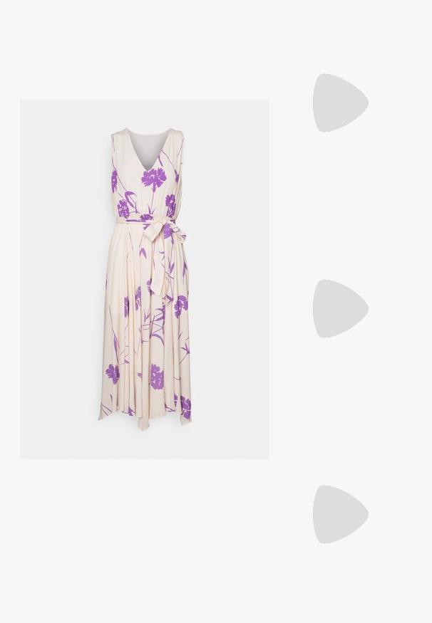 Abito floreale con scollo a V, senza maniche. Realizzato in tessuto leggero, presenta motivi di fiori viola su uno sfondo beige e include una cintura in vita.; Sandali con tacco a blocco beige, con sottili cinturini e punta quadrata. Materiale liscio con dettagli minimi, progettati per un facile utilizzo.; Borsa a tracolla in pelle nera con una texture morbida, forma triangolare e tracolla regolabile, abbinata a una camicia a righe blu chiaro e pantaloni bianchi.; Anello in tono oro con un design organico e Twisted, caratterizzato da una superficie liscia e punte affusolate, che crea un aspetto moderno e scultoreo.
