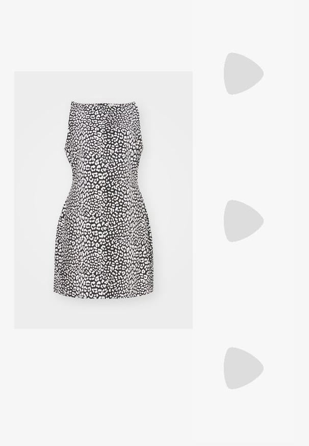 Čiernobiela vzorovaná mini šaty s priliehavým strihom, bez rukávov a hladkým materiálom s jemným leskom.; Čierne patentové slingback topánky na ihlovom podpätku s špicatou špičkou, s textúrovaným hadím vzorom, nastaviteľným popruhom a krátkym, textúrovaným blokovým podpätkom.; Čierna kožená crossbody taška s dvoma prednými vreckami, zlatými sponami, zipsovým uzatváraním a úzkym popruhom. Štruktúrovaný povrch a kompaktný obdĺžnikový tvar.; Náušnice vo forme zlatých kovových kruhov s zakriveným, predĺženým tvarom. Majú hladký, lesklý povrch a zaoblený koniec pre pridanie detailu.