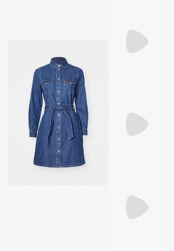 Robe chemise en denim avec manches longues, devant à boutons, poches poitrine et taille à nouer. Présente un col classique et un ourlet mi-long.; T-shirt en coton blanc avec un grand graphisme de homard rouge vif sur le devant. Manches courtes et design à col rond standard.; Baskets montantes en toile blanche avec semelle en caoutchouc noir, capuchon en caoutchouc à l'avant, et six œillets pour les lacets, présentant un design épuré et minimaliste.; Sac à main en cuir rouge avec un design angulaire et géométrique. Il dispose d'une seule sangle ajustable et d'une fermeture à rabat avec un detailing cousu.