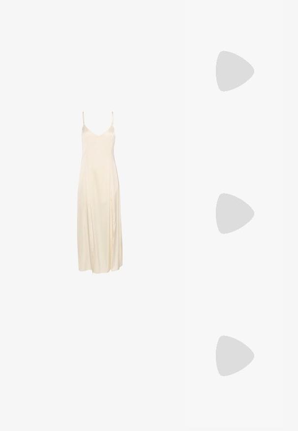Elfenbensfarvet satin slipkjole med tynde spaghetti-stropper, en dyb V-hals og et flydende, ankel-lang design. Glat tekstur og minimale syninger.; Sorte laklæder højhælede slingback-sko med spids tå, justerbar ankelrem og åben sider. Glat tekstur.; Sorte oversized solbriller med gradientlinser, tykke stel og guldfarvet kæde detaljer på tempelarmene.; Sort håndtaske med struktureret form, glat overflade og metalspænde. Sammen med brede sorte bukser og sandaler med åben tå på trægulv.