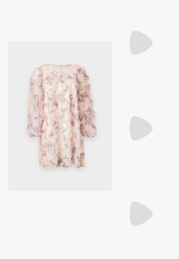 Blommig klänning i lätt, genomskinligt tyg med volangärmar. Har en pastellfärgad palett med blommönster i rosa, blått och grönt.; Svart lackläder slingbacksko med spetsig tå, ankelremmar med silverfärgade spännen och detaljer samt en smal klack.; Guldfärgad metallhandväska med en strukturerad design, slät textur och justerbar rem. Har en unik triangulär form och minimalistisk sömnad.; Örhängen i guldton med texturerade, vågiga former. Inkluderar skulpturala clip-on-stift och öppen hoop-design med hamrad finish.