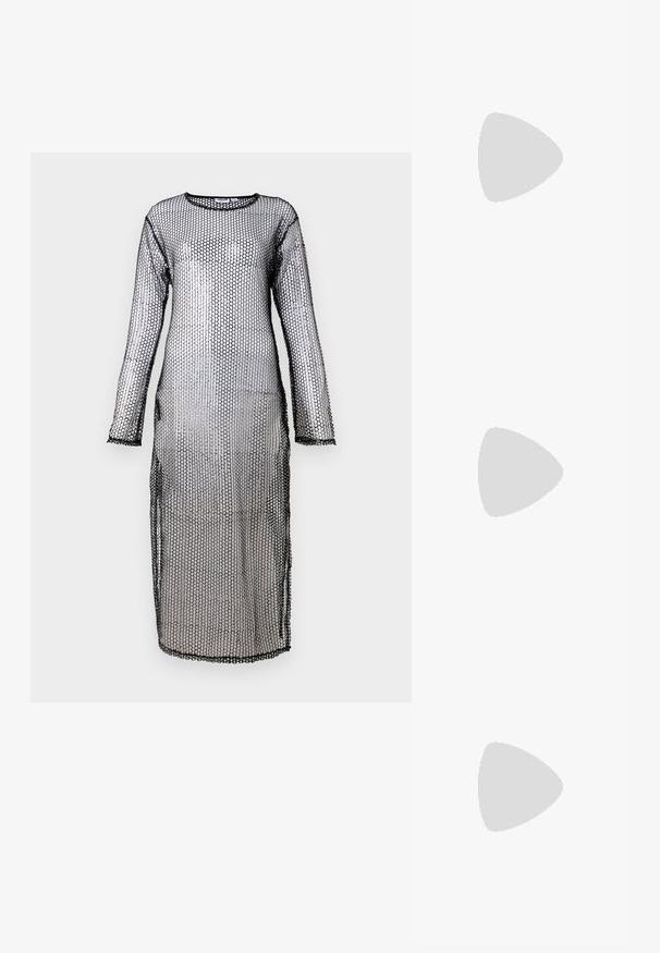 Vestido de malha preto com mangas longas, apresentando um padrão hexagonal, decote redondo e uma silhueta longa e reta. Tecido texturizado.; Sapatos de salto alto metálicos dourados, com biqueira em ponta e salto grosso. Textura suave, design minimalista e uma tira estreita.; Saco hobo preto em pele com uma textura lisa, forma curva e uma única alça ajustável; apresenta uma abertura larga na parte de cima.; Brinco em metal dourado com um design elegante e curvo. Apresenta uma forma pontiaguda distinta, superfície polida e fecho por dobradiça.