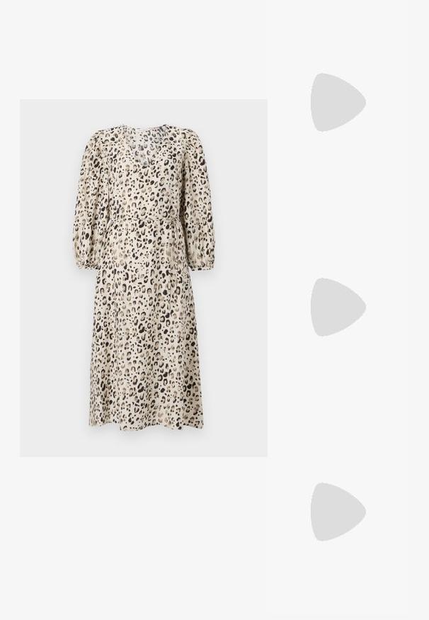 Beige leopardikuosinen mekko, jossa on lyhyet pallosleeve-it, muotoiltu vyötärö ja hulmuava hame. Valmistettu kevyestä, kuviollisesta kankaasta.; Korkokenkät, joissa on terävä kärki ja hopea, kultainen sekä nude-väriyhdistelmä. Kiiltävä pinta ja leikkausdesign, varustettuna stikettikorkealla.; Hopeapintainen metallinen pussilaukku, jolla on pehmeä, pyöreä muoto ja solmittava yläosa. Valmistettu sileästä tekonahkamateriaalista.; Hope hopea, joissa on kierren muotoilu, kiiltävä pinta ja takana kiinnitettävä suljin. Halkaisija noin 3 cm.