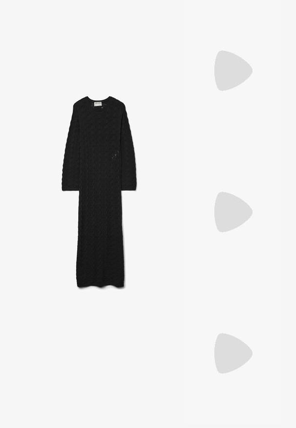Melns adīts kleita ar teksturētu rakstu, kurai ir apaļa kakla izgriezuma forma un garas piedurknes, un tā sniedzas līdz potītēm.; Norādīta pirksta slingback apavi off-white ādas, ar mazu loku detaļu un zemu kitten papēdi. Gluda tekstūra, minimālistisks dizains.; Melnas un zelta saulessargi ar zaļiem stikliem, ar kaķa acs formu, metāliskiem akcentiem un teksturētu rāmi.; Balts plecu soma ar teksturētu apdari, centrālu sprādzi un izliekta forma. Ražota ar rāvējslēdzēja aizdares abās pusēs.