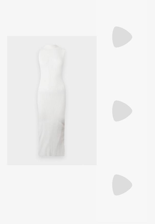 Rochie midi din tricot alb, fără mâneci, cu guler înalt și siluetă ajustată, pe fundal simplu.; Pantof cu toc înalt și vârf ascuțit, cu o schemă de culori argintii, aurii și nude. Finisaj lucios cu un design decupat, având un toc stiletto.; Pouch bag metalizat argintiu, cu o formă moale și rotunjită și un închidere de tip nod la partea de sus. Fabricat dintr-un material sintetic din piele netedă.; Cercei din argint cu un design torsadat, având un finisaj lucios și închidere cu tijă. Au un diametru de aproximativ 3 cm.