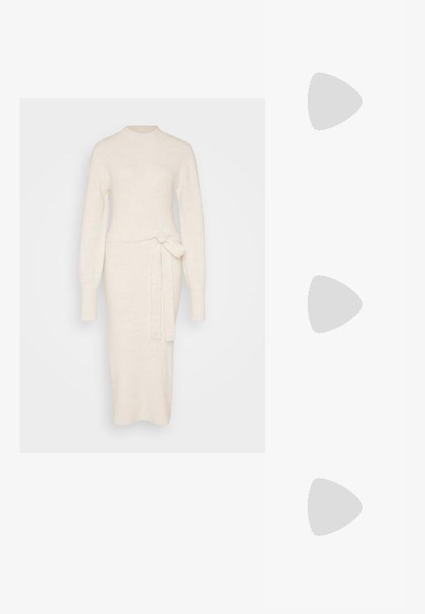 Strikket kjole i off-white med lange ermer, høy hals og beltedetalj i midjen, med en tætsittende silhuett.; Svarte patentlær slingback hæler med spiss tå og geometrisk blokk hæl. Har et stilrent, minimalistisk design og jevn tekstur.; Gullfarget metallisk håndveske med en strukturert design, glatt tekstur og justerbar stropp. Har en unik trekantet form og minimalistisk søm.; Gullfargede øredobber med teksturerte, bølgete former. Inkluderer skulpturelle klipsstuds og åpen hoop-design med en hamret finish.