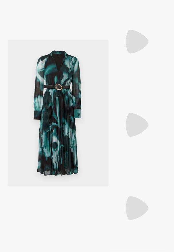 Rochie cu mânecă lungă, cu un imprimeu floral verde și negru, având un decolteu în V, fustă plisată și un brâu negru cu cataramă aurie.; Pantofii slingback din piele lăcuită neagră, cu vârf ascuțit, bretele pentru gleznă cu catarame și accesorii din argint, și un toc subțire.; Geantă de umăr metalică aurie cu un design structurat, textură netedă și curea reglabilă. Prezintă o formă triangulară unică și cusături minimaliste.; Cercei aurii cu forme texturate și ondulate. Include studs sculpturale cu clip și un design de cerc deschis cu un finisaj cioplit.