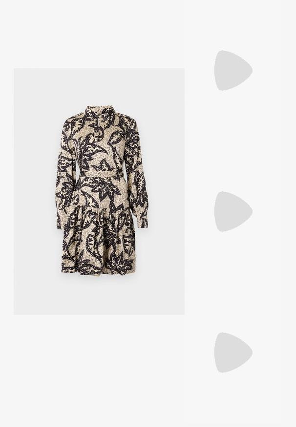 Blomstertrykt kjole i krem og svart, med kragesnitt, lange ermer, og lagdelt, volangkant. Laget av glatt stoff.; Sorte lærreim hæler med spiss tå, som har en slank hæl og en gullfarget detalj på den justerbare stroppen. Glatt tekstur.; Sort lærveske med en strukturert design, som har en avkortet form, topphåndtak og detaljer i gull. Justerbar skulderstropp inkludert.; Sølvøreringer med en jevn, buet design. Har en blank metallisk finish og en studlås. Ingen synlige mønstre eller aksenter.