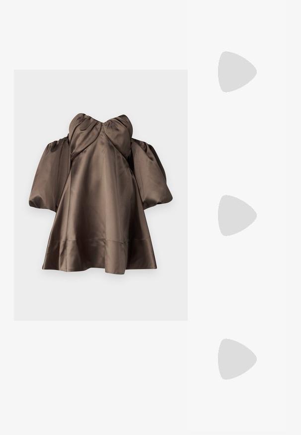 Barna selyemtop, csavart mellrésszel, puffos ujjal és bővülő aljjal. A felülete sima, fényes bevonattal rendelkezik.; Fekete magas sarkú szandálok vékony pántokkal, csomózott mintával, sima négyzetes orral és karcsú stiletto sarkal rendelkeznek.; Világosszürke fémes kézitáska lánc pánttal, kis kör alakú fém kifinomult díszítéssel és háromszög alakú márkagéppel.; Ezüst karika fülbevalók sima, fényes felülettel. Lekerekített forma, könnyű kialakítással, tűs zárómechanizmussal.